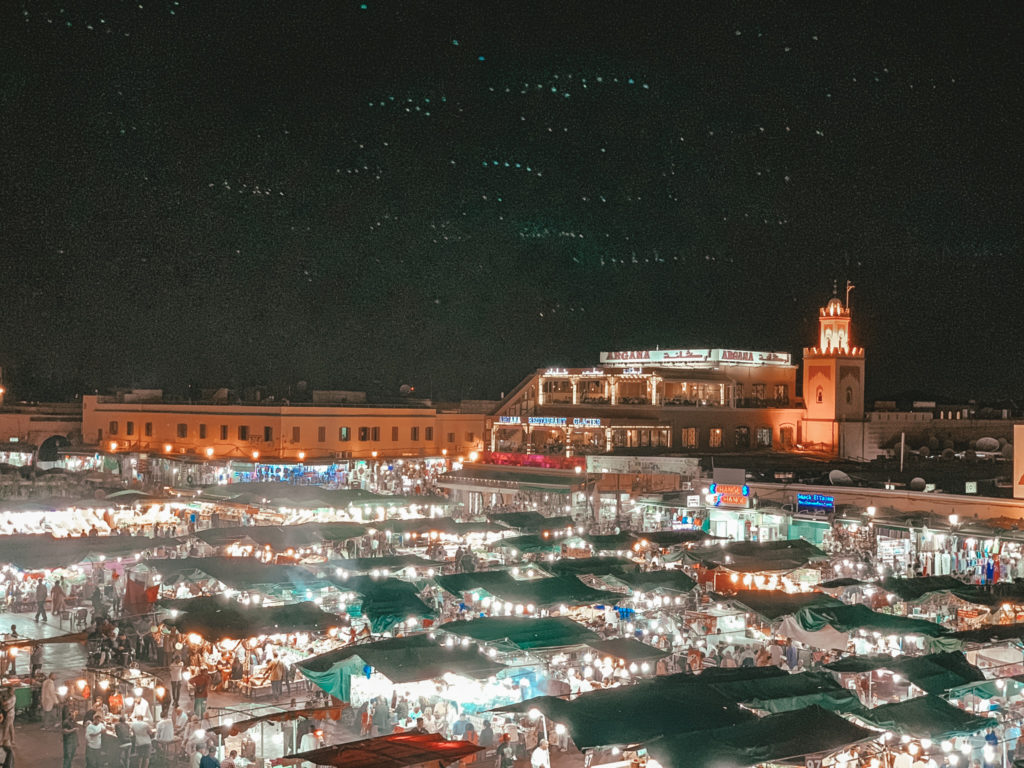 Marktplatz Djemaa el Fna in Mitten von Marrakesch