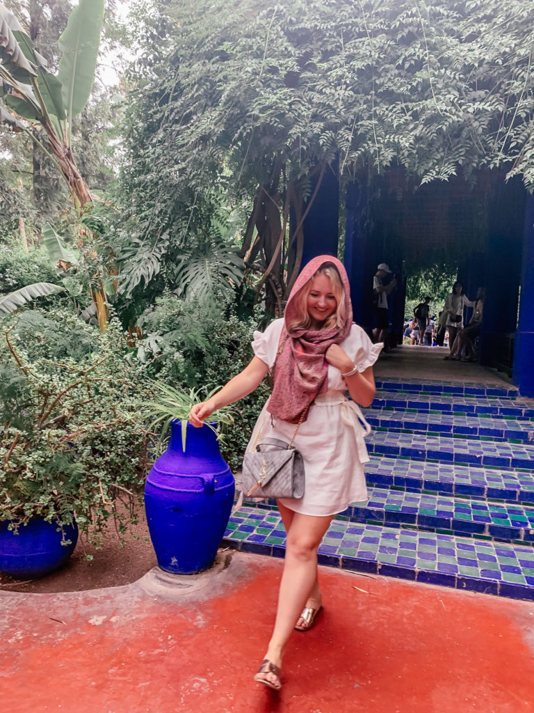 Frau im Jardin Majorelle